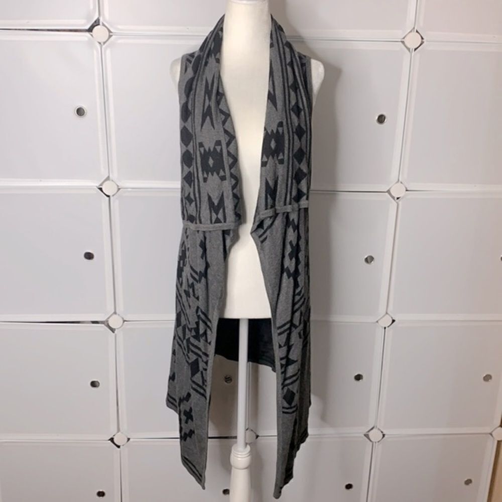 Forever 21 Gray & Black Aztec Tribal Print Sleeveless Cardigan One Size